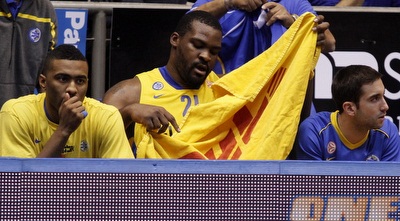 סופו על הספסל. בלאט מודאג מהכשירות של הסנטר היווני (יוסי ציפקיס)