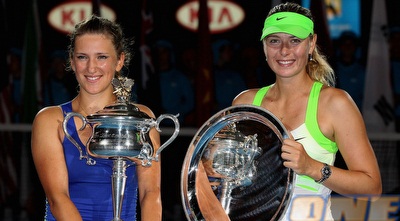 אזרנקה ושראפובה עם הגביע והצלחת (GettyImages)