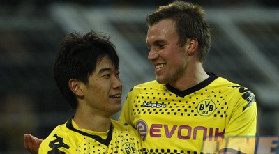 קגוואה וגרוסקרויץ חוגגים ניצחון של דורטמונד (רויטרס)