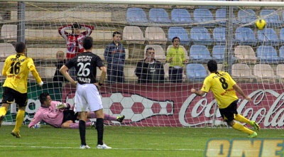 עזרא בועט את הפנדל הראשון (משה חרמון) עזרא בועט את הפנדל הראשון (משה חרמון)