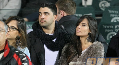 משה פרץ. יקליט עם השחקנים את שיר האליפות (עמית מצפה) משה פרץ. יקליט עם השחקנים את שיר האליפות (עמית מצפה)