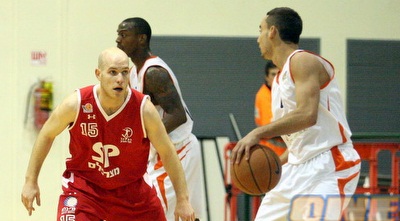 גל איתן מנסה לשמור על היתרון של האדומים (משה חרמון) גל איתן מנסה לשמור על היתרון של האדומים (משה חרמון)