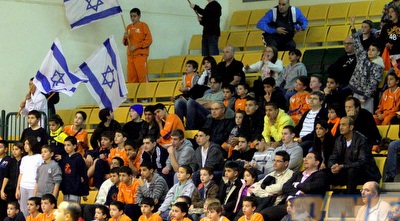 אוהדי נס ציונה מעודדים את קבוצתם (משה חרמון) אוהדי נס ציונה מעודדים את קבוצתם (משה חרמון)