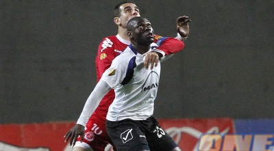 וואליד באדיר שומר על דומיניק וואסי (יוסי ציפקיס)