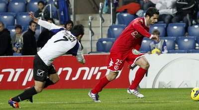 גל שיש עובר את לורן בן ארי (יוסי ציפקיס)