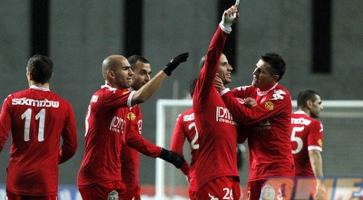 שחקני הפועל ת&qout;א חוגגים (יוסי ציפקיס)