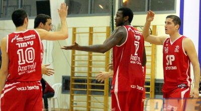 שחקני הפועל תל אביב חוגגים ניצחון (משה חרמון) שחקני הפועל תל אביב חוגגים ניצחון (משה חרמון)