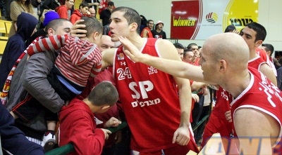 גל איתן ואבירם זליקוביץ´ אומרים תודה (משה חרמון) גל איתן ואבירם זליקוביץ´ אומרים תודה (משה חרמון)