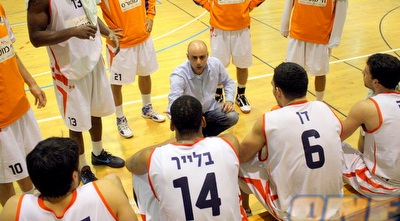 נדב זילברשטיין ושחקני נס ציונה (משה חרמון) נדב זילברשטיין ושחקני נס ציונה (משה חרמון)