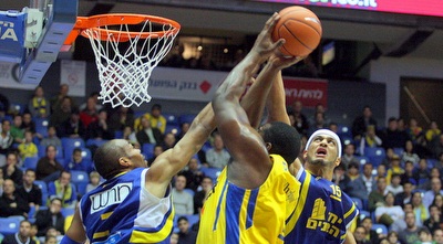 דאנקן וטיוס חוסמים את שחורציאניטיס. מצטרף לשרון דרוקר (משה חרמון)