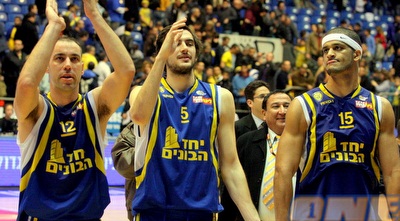 ג´וש דאנקן, אנטון שוטבין ומאיר טפירו חוגגים בנוקיה (משה חרמון) ג´וש דאנקן, אנטון שוטבין ומאיר טפירו חוגגים בנוקיה (משה חרמון)