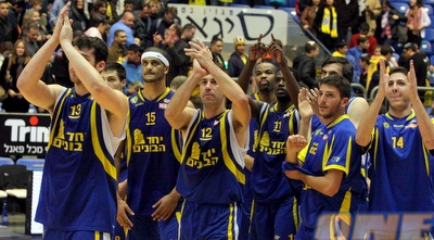 שחקני מכבי אשדוד חוגגים בסיום (משה חרמון)