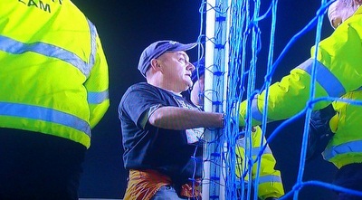 האוהד המוחה אזוק לקורתו של ג´ו הארט