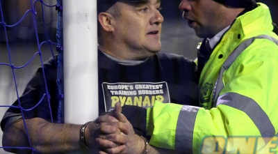 האוהד המוחה והאזוק רגע לפני שיחרורו מהאזיקים  (GettyImages)