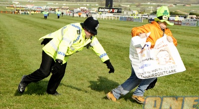 ג´ון פולי פורץ למירוץ סוסים. עבר של מחאות (GettyImages) ג´ון פולי פורץ למירוץ סוסים. עבר של מחאות (GettyImages)