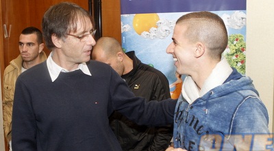 עודד מכנס עם עידן ורד שהגיע אחרי שהורחק משני משחקים (יוסי ציפקיס)