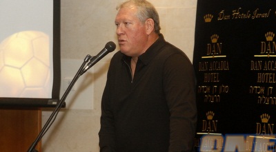 אריה אלטר נואם.  (יוסי ציפקיס)