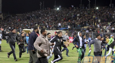 אוהדים בורחים על נפשם במצרים (רויטרס)