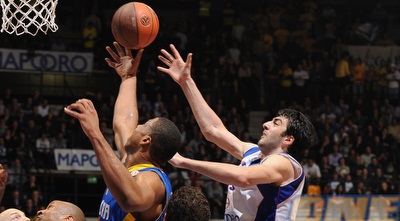 גיורגי שרמאדיני מנסה לחסום את הנדריקס (GettyImages)