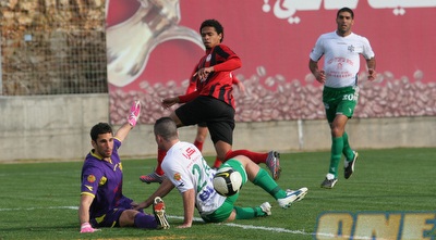 גד עמוס מונע שער בטוח מגררו. יוסי ביטון על הרצפה מתפלל (עמית מצפה) גד עמוס מונע שער בטוח מגררו. יוסי ביטון על הרצפה מתפלל (עמית מצפה)