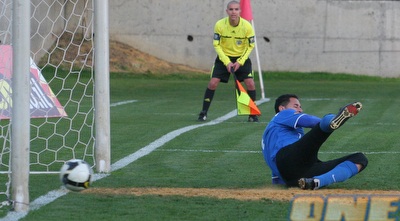 רפי כהן בצד אחד, הכדור בצד השני - 0:2 לאחי נצרת על הפועל י-ם (עמית מצפה) רפי כהן בצד אחד, הכדור בצד השני - 0:2 לאחי נצרת על הפועל י-ם (עמית מצפה)