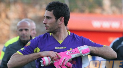 הכפפות הוורודות של דני עמוס. משחק מצוין של של השוער (עמית מצפה) הכפפות הוורודות של דני עמוס. משחק מצוין של של השוער (עמית מצפה)