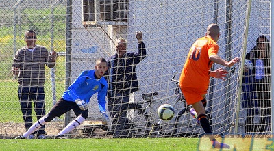 גיל יצחק בועט את הפנדל (יניב גונן)