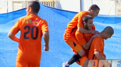 ורץ לחגוג, החברים קופצים מאושר (יניב גונן)