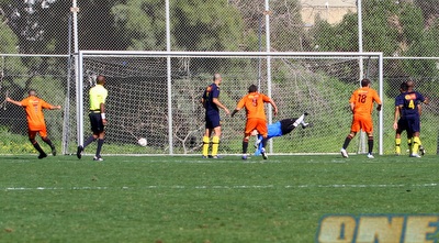 גיל יצחק כובש את השני שלו במשחק וה-12 העונה (יניב גונן)