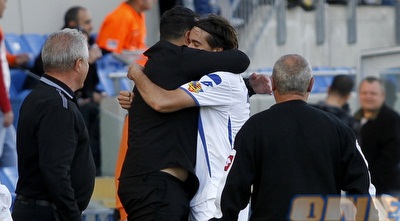 קורצקי עם חיבוק אוהב לבן מלכה (יוסי ציפקיס)