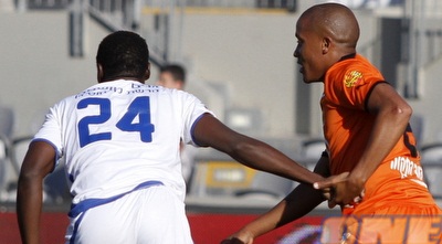 סביטי ליפניה ודינו אנדלובו מחזיקים ידיים (יוסי ציפקיס)