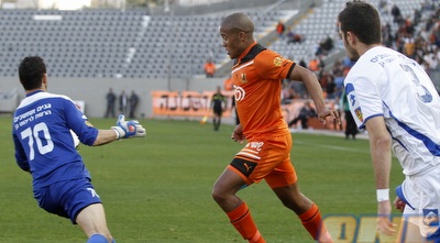 לייבוביץ&acute; עוצר את הכדור בידו (יוסי ציפקיס)