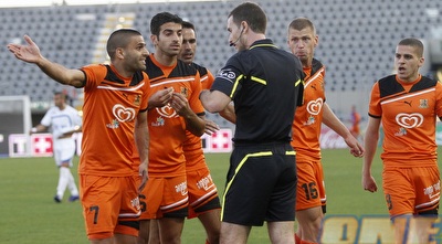 שחקני בני יהודה מקיפים את זיו אדלר (יוסי ציפקיס)