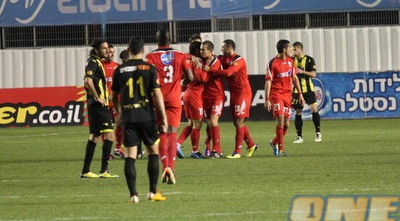 שחקני סכנין חוגגים (גיא בן זיו)