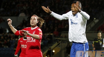 רוג´רס קולה עולה לכדור עם מרקו שולר (יוסי ציפקיס)