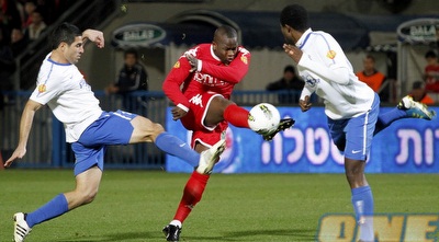 תמוז בועט באוויר (יוסי ציפקיס)