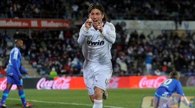 סרחיו ראמוס חוגג בדרכו, פיטר מסיללה מאוכזב ברקע (GettyImages) סרחיו ראמוס חוגג בדרכו, פיטר מסיללה מאוכזב ברקע (GettyImages)