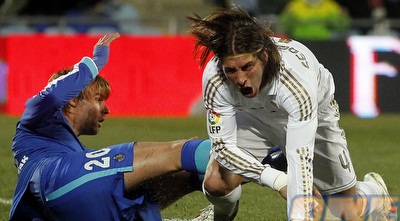 חואן ואלרה מכאיב לסרחיו ראמוס (רויטרס) חואן ואלרה מכאיב לסרחיו ראמוס (רויטרס)