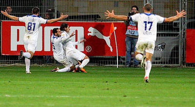 ברק בדש חוגג עם חבריו. יחגוג מול הפועל? (משה חרמון) ברק בדש חוגג עם חבריו. יחגוג מול הפועל? (משה חרמון)