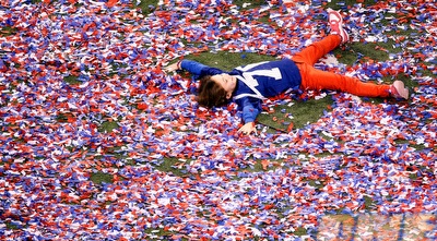 אוהד חוגג עם הקונפטי בסיום (GettyImages)