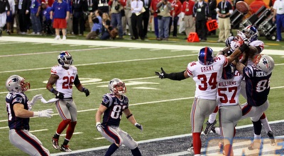 שחקני הג´איינטס מונעים את הכדור מארון הרננדז (GettyImages)