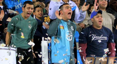 אוהדי הפועל עכו באטרף. YANKEES? יותר נכון GYANTS! (יניב גונן)