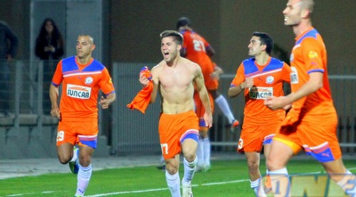 ברטקובסקי ושחקני ראשל&qout;צ חוגגים שיוויון (יניב גונן)