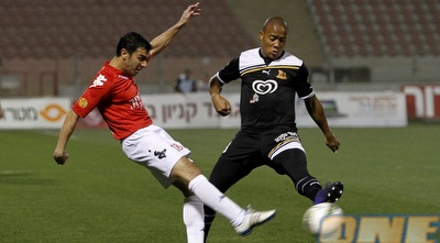 יוסי שבחון בועט מול דינו אנדלובו, הערב (יוסי ציפקיס) יוסי שבחון בועט מול דינו אנדלובו, הערב (יוסי ציפקיס)