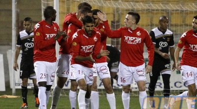 שחקני הפועל באר שבע חונקים את גבאי מאהבה אחרי השער (יוסי ציפקיס) שחקני הפועל באר שבע חונקים את גבאי מאהבה אחרי השער (יוסי ציפקיס)