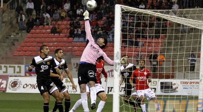 אוהד לויטה הודף את הכדור של פדרו גלבאן (יוסי ציפקיס) אוהד לויטה הודף את הכדור של פדרו גלבאן (יוסי ציפקיס)