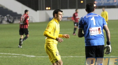 רפי כהן ליד רוברטו קולאוטי (גיא בן זיו)