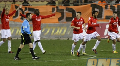 שחקני הפועל באר שבע חוזים במתרחש ופוצחים בשמחה (יוסי ציפקיס) שחקני הפועל באר שבע חוזים במתרחש ופוצחים בשמחה (יוסי ציפקיס)