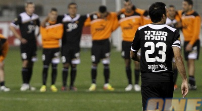 כפיר אדרי מאוכזב על רקע שחקני בני יהודה (יוסי ציפקיס) כפיר אדרי מאוכזב על רקע שחקני בני יהודה (יוסי ציפקיס)