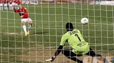 עודד גביש כובש את הפנדל השלישי לבאר שבע (יוסי ציפקיס) עודד גביש כובש את הפנדל השלישי לבאר שבע (יוסי ציפקיס)